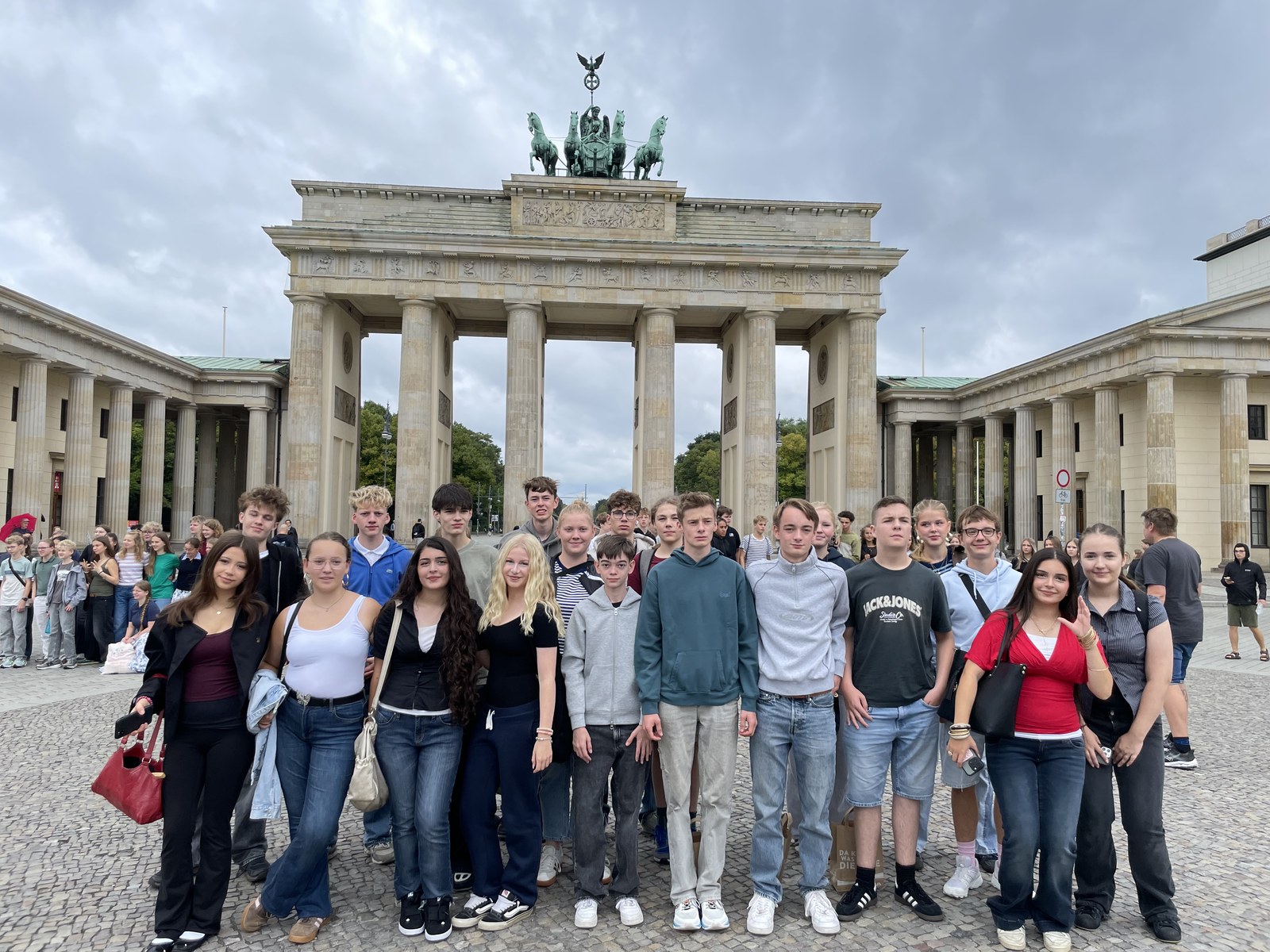 Eine zehnte Klasse vor dem Brandenburger Tor in Berlin