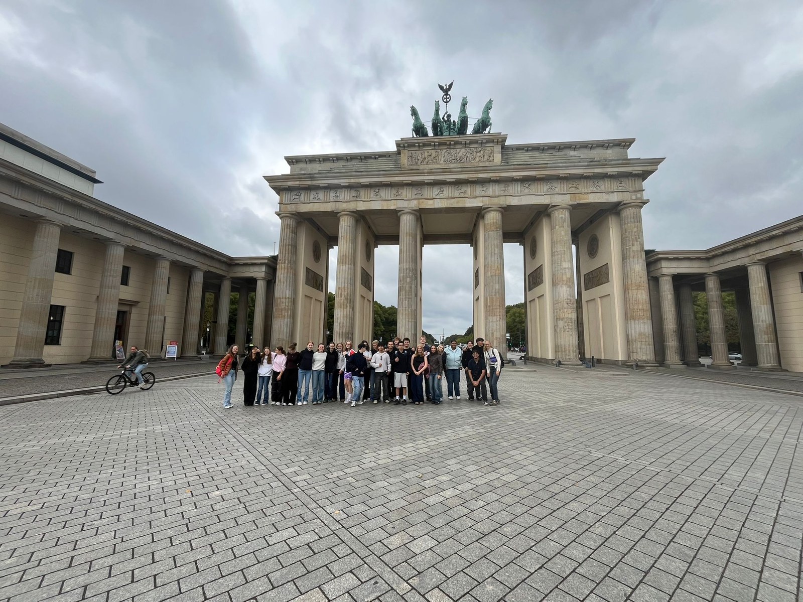 Eine zehnte Klasse auf dem Pariser Platz, dahinter das Brandenburger Tor