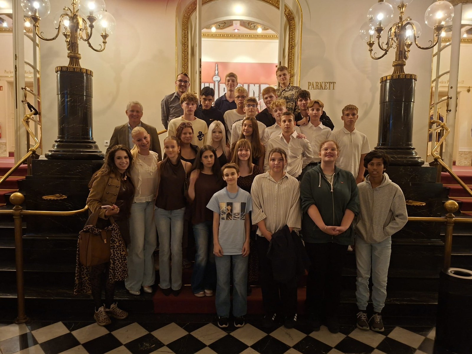 Eine zehnte Klasse im Foyer eines Berliner Theaters