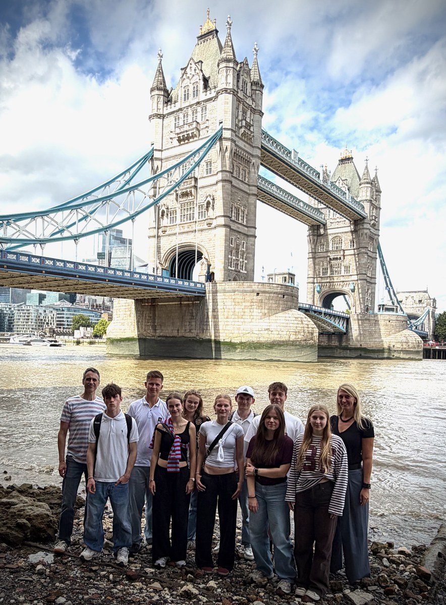 Der Englisch-Leistungskurs des 13. Jahrgangs mit seinen beiden Lehrkräften am Themseufer vor der Tower Bridge in London