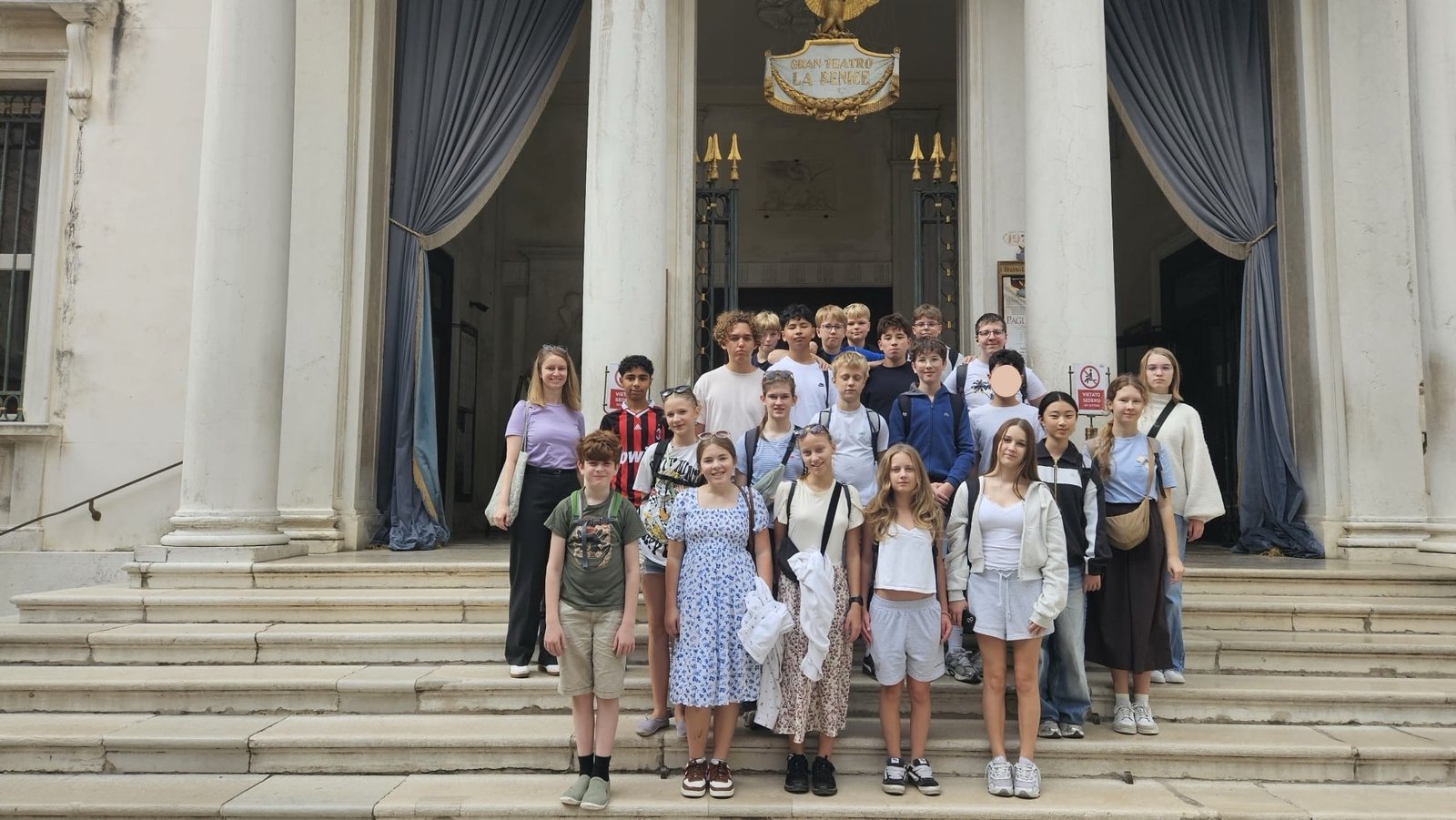 Die Klasse 8mu auf der Treppe vor dem Eingang des Gran Teatro La Fenice in Venedig