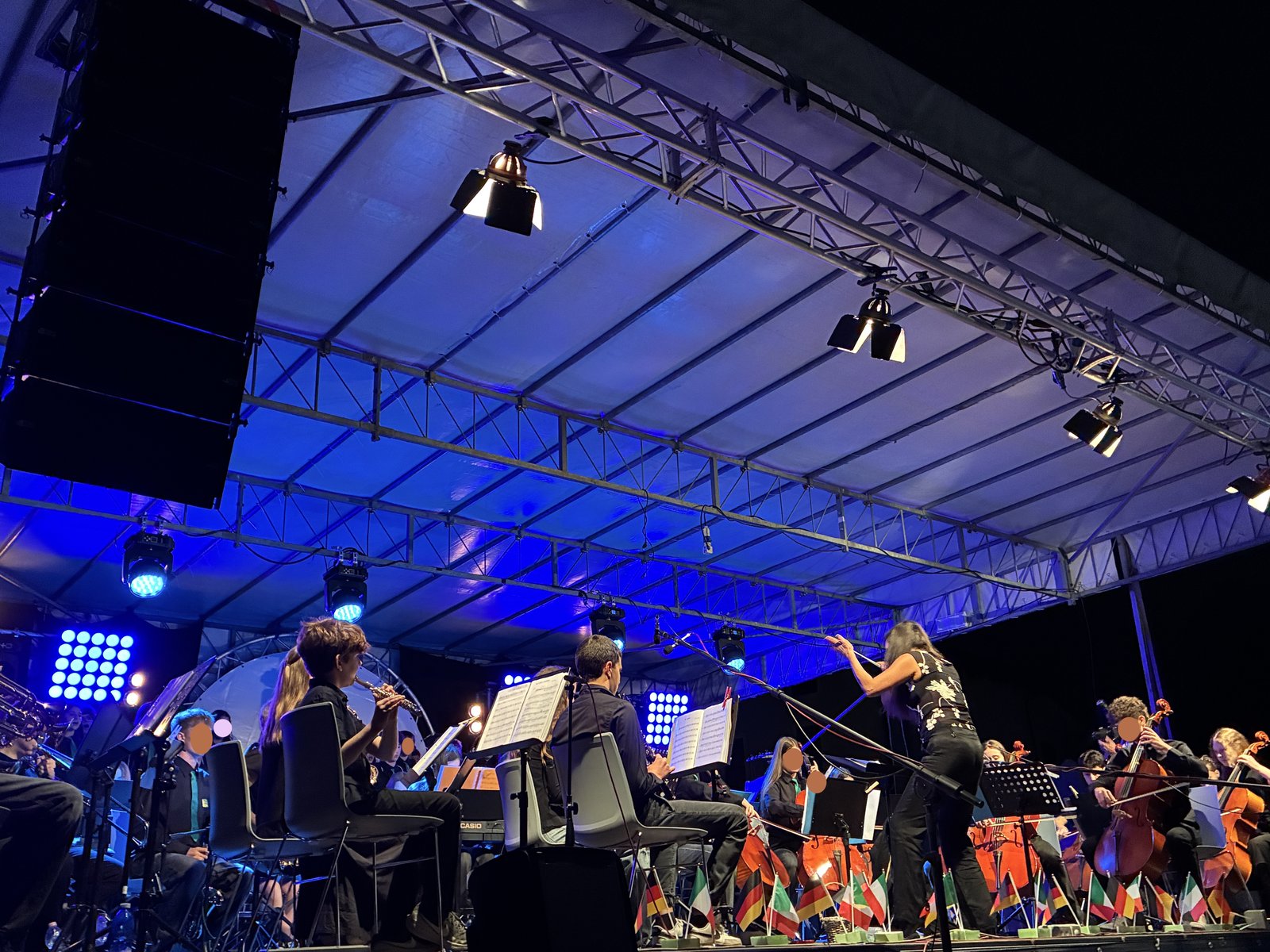 Das italienisch-deutsche Orchester beim abendlichen Konzert auf der Bühne des Baccalà-Festes in Sandrigo