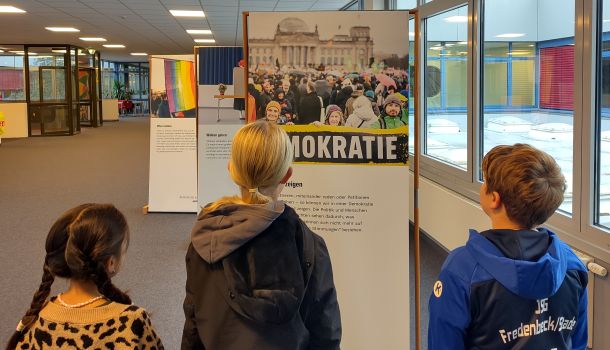 Demokratieausstellung in der Schulstraße
Von Montag bis Donnerstag kann im ersten Stock im Altbau die Plakatausstellung „Demokratie“ bestaunt werden. An fünf Ständern laden Fotoim…