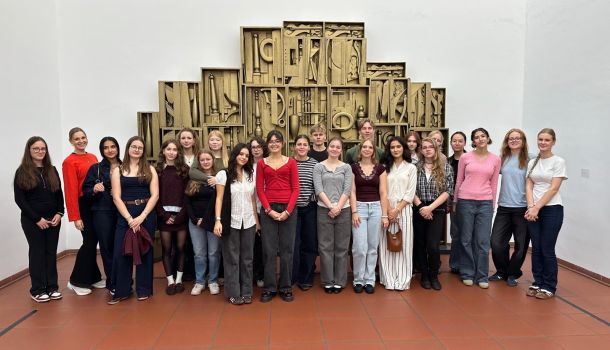 Der Leistungskurs Kunst unter der Leitung von Sophia Prasse trat am 31.08.2026 seinen Weg nach Köln an. Ebenfalls mit von der Partie waren der Deutsch-Leistungskurs von Sarah Rosso…