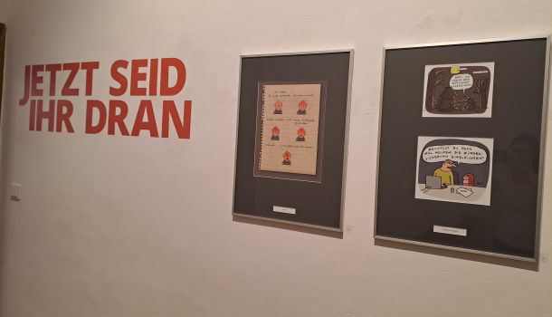 
"Jetzt seid ihr dran!" Politikgrundkurs besucht Karikaturenausstellung im Schloss Agathenburg
Seit 1. März 2026 können Interessierte im Schloss Agathenburg die Ausstellung zum 2…