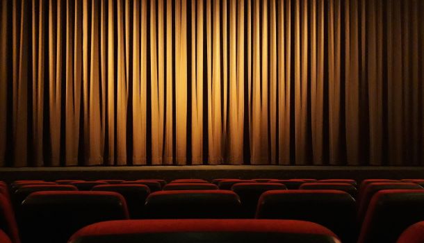 
"Junge Lüüd speelt Theater!"
Nach dem Motto des Niederdeutschen Jugendtheatertages „Vörspelen, Tokieken, Mitmaken, Spaß hebben“ soll die Freude am niederdeutschen Theaterspiel u…