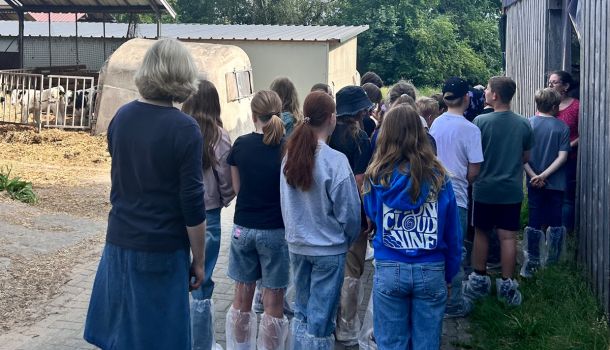 Exkursion zum Hof Bockhorst
Mitte Juni war die Klasse 5k2 zusammen mit Frau Reiter und Frau Conseil zu Besuch auf dem Hof Bockhorst in Stade. Eingebettet in das Thema Landwirtsc...
