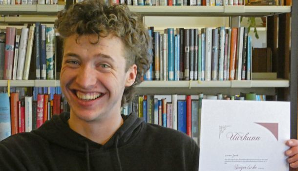 Plattdüütscher Lesewettbewarf
An'n letzten School­dag vör de Oster­ferien funn nah mehrere Johr­en to'n eersten Maal weer de Platt­düütsche Lese­wett­bewarf an uns School statt,...