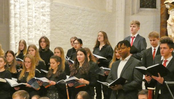 Im Rahmen der Konzertreihe „Adventliches Singen und Musizieren“ gestaltet der VLG-Chor unter der Leitung von Anne Warnat am Sonntag, den 17. Dezember 2023 um 17.30 Uhr in der St....