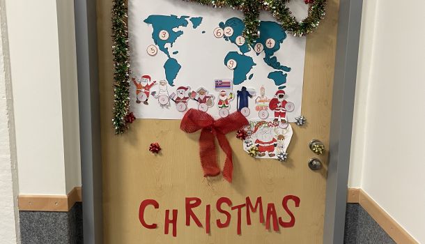 Weihnachtlicher Wettbewerb
Auch in diesem Jahr hat die SV wieder einen weihnachtlichen Wettbewerb organisiert, bei dem alle Klassen ihre Klassenzimmertüren kreativ und individuell…