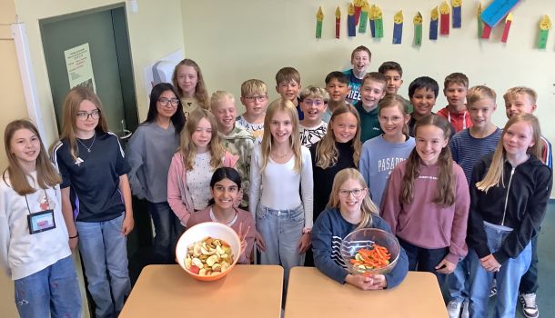 Schulobst-Programm gestartet
Wir machen mit beim Schulobst-Programm: Seit Dienstag erhält unsere Schule Obst und Gemüse aus der Region. Die Klassen 5 und 6 freuen sich über den ...