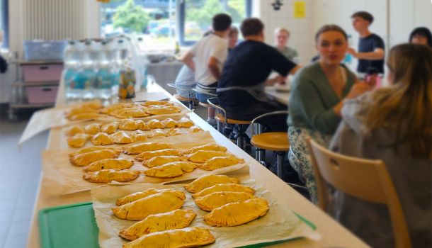 Kulinarischer Ausflug
Spanischkurse kochen mexikanisch
Am Donnerstag, den 22. Juni verwandelte sich die Lehr­küche der BBS 3 in ein mexi­kani­sches Restau­rant. Die Schüler­inn...