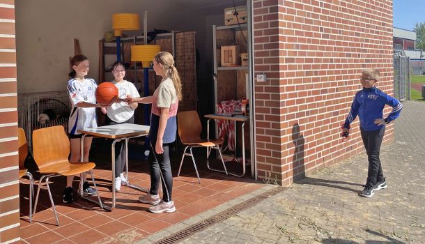 Die bewegte Pause
„Wer rastet, der rostet!“ Dieser Spruch ist bekannt, doch wird allzu schnell vergessen. Dabei ist aus­reichende körper­liche Aktivi­tät ein Schlüssel für mehr ...