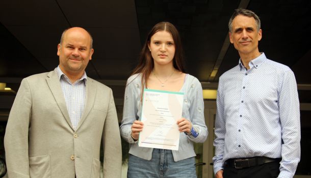 Erfolg beim Bundeswettbewerb Fremdsprachen 2025
Alexandra wird dritte Landes­siegerin
Wir gratulieren unserer Schüler­in Alexandra Gubbels ganz herz­lich zu ihrer heraus­ra...