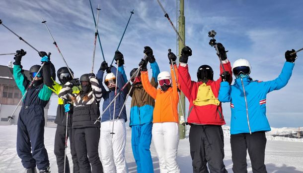 Skifahrt
Mitte Januar begab sich der diesjährige Skikurs, unter der Leitung von Herrn Uther, Frau Welling und Frau Sy, auf eine aufregende Skifahrt nach Kärnten in Österreich. W...